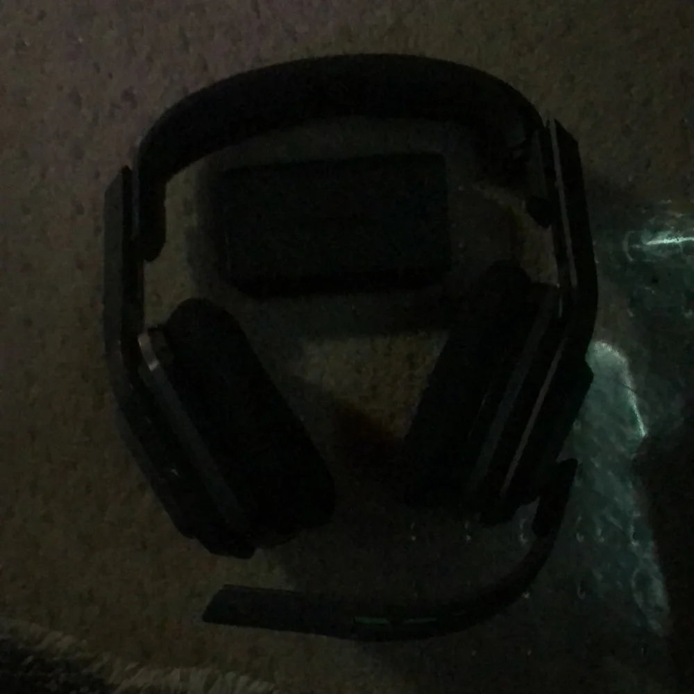 Wireless gaming headphones and mic